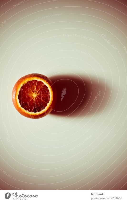 .blutorange Frucht Orange Vegetarische Ernährung lecker rund saftig grau rot aufgeschnitten Farbfoto Menschenleer Textfreiraum rechts Textfreiraum oben