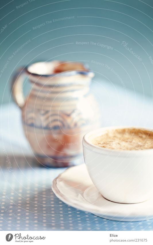 Guten Morgen Heißgetränk Kaffee lecker Kannen Keramik Tasse gepunktet blau altehrwürdig hell Farbfoto Innenaufnahme Textfreiraum oben Schwache Tiefenschärfe