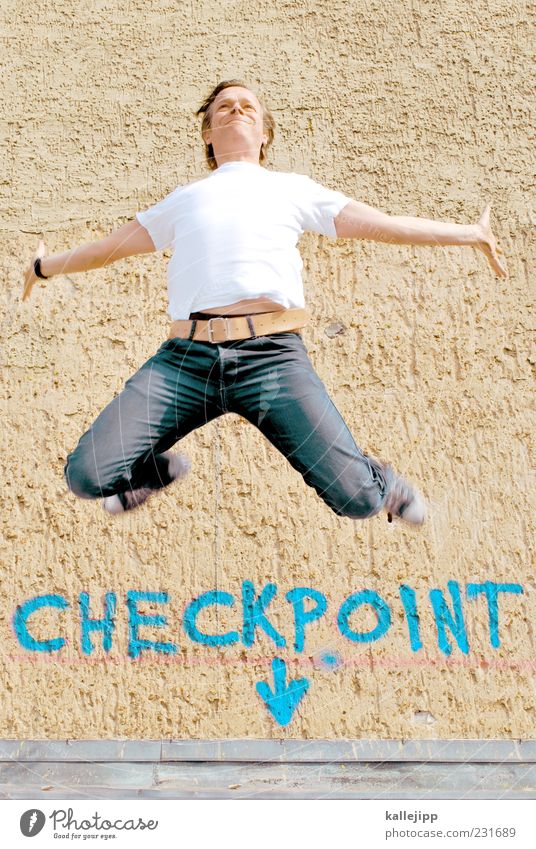 checkpoint charlie Mensch maskulin Mann Erwachsene 1 30-45 Jahre T-Shirt Jeanshose Turnschuh springen Checkpoint Charlie Pfeil Schilder & Markierungen Graffiti