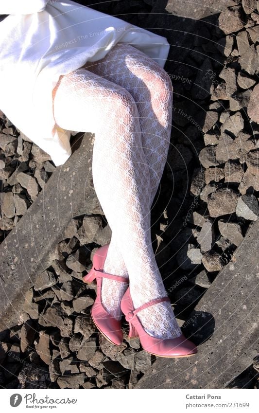 sub rosa Mensch feminin Frau Erwachsene Beine 1 Strumpfhose Schuhe Damenschuhe dünn weiß Sonnenlicht Prinzessin steinig Stein Gleise Kleid liegen Muster grau