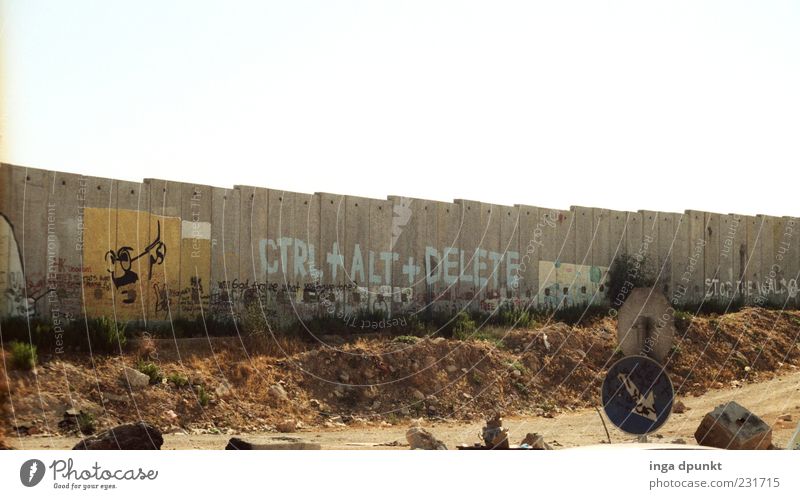 Runterfahren... Baustelle Kunst Information Politik & Staat Politische Bewegungen Israel West Bank Bauwerk Mauer Wand Straße Wege & Pfade Stein Beton Graffiti