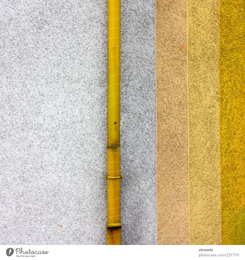 Gestreift Haus Bauwerk Gebäude Architektur Mauer Wand Fassade Rohrleitung gelb Farbfoto mehrfarbig Außenaufnahme abstrakt Muster Strukturen & Formen