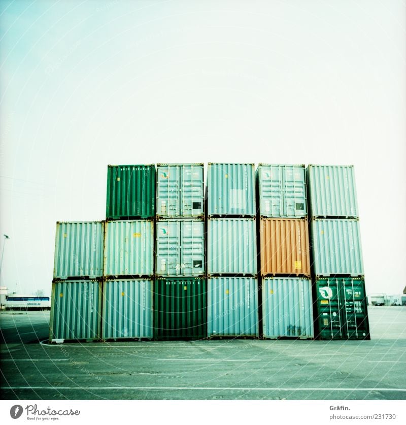 Containerstapel Menschenleer Metall Stahl eckig gigantisch blau grau grün Güterverkehr & Logistik Stapel Abstellplatz Wellblech Lagerplatz Farbfoto