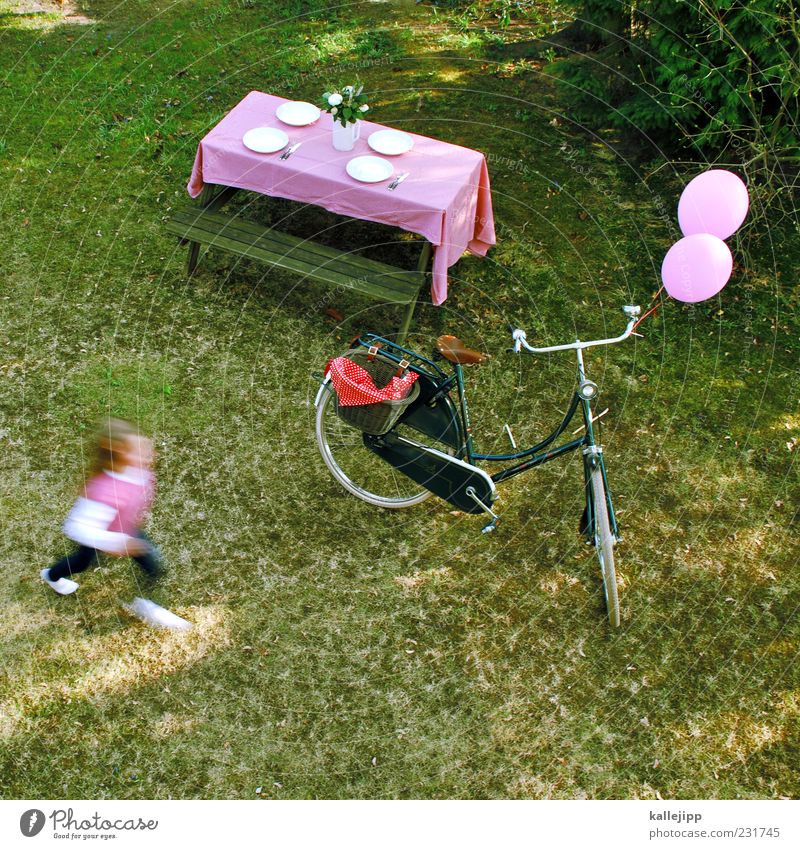 auszeit Lifestyle Stil Leben Freizeit & Hobby Spielen Sommer Garten Tisch Fahrrad Mensch Mädchen 1 8-13 Jahre Kind Kindheit Pflanze Wiese Luftballon