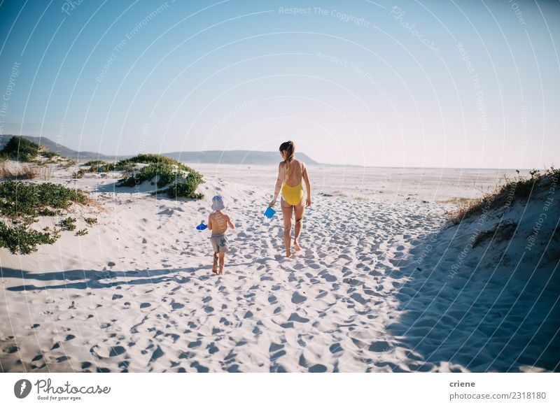 Mutter und Sohn gehen zusammen am Strand spazieren. Lifestyle Freude Glück Freizeit & Hobby Spielen Ferien & Urlaub & Reisen Sommer Sonne Meer Kind Kleinkind