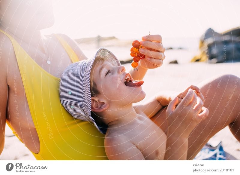 Süßer, glücklicher kleiner Junge isst Weintrauben am Strand. Frucht Essen Lifestyle Freude Glück Freizeit & Hobby Spielen Ferien & Urlaub & Reisen Sommer Sonne