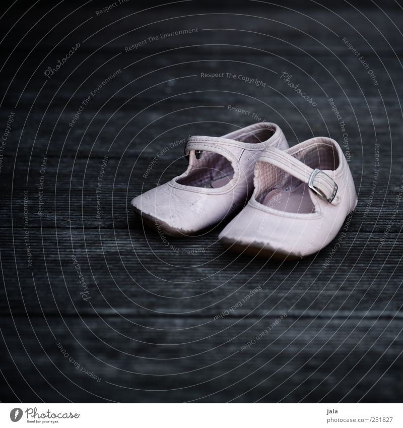 es war einmal ein kleines mädchen... Schuhe Kinderschuhe Ballerina grau rosa Einsamkeit Farbfoto Außenaufnahme Menschenleer Textfreiraum links Textfreiraum oben