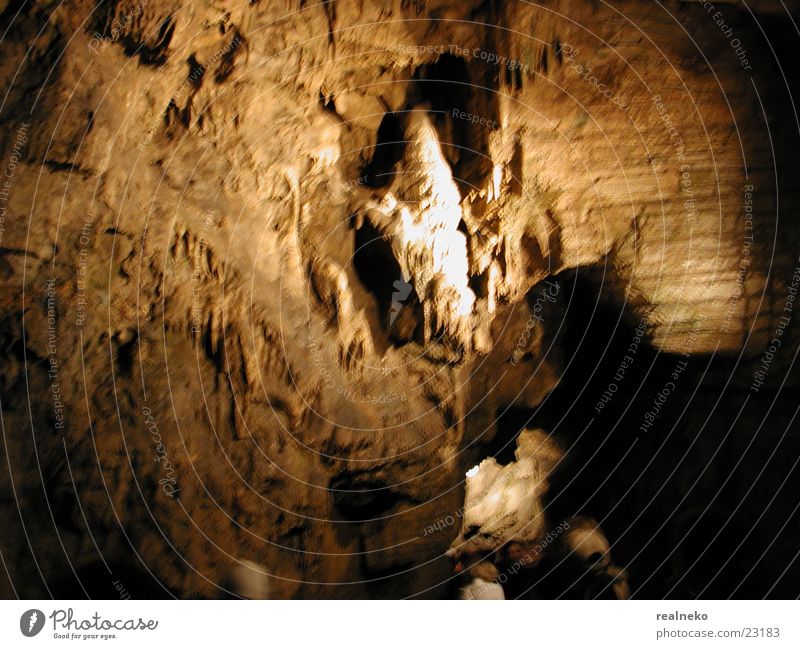 Felswand #1 Unschärfe Tropfsteine Höhle halbdunkel Felsen Teilung
