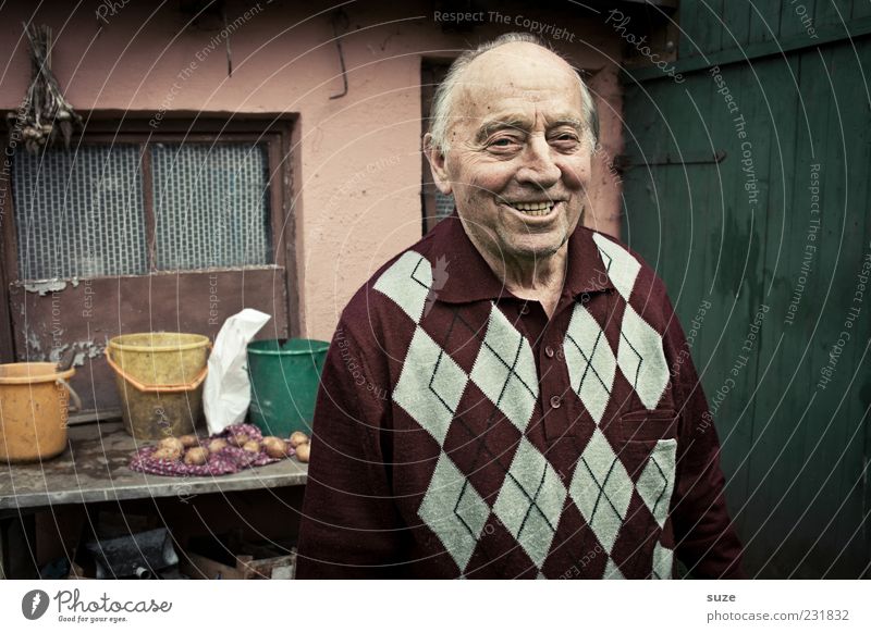 Erinnerung Garten Mensch maskulin Männlicher Senior Mann Großvater 1 60 und älter Lächeln lachen alt authentisch Freundlichkeit sympathisch Scheune Ruhestand