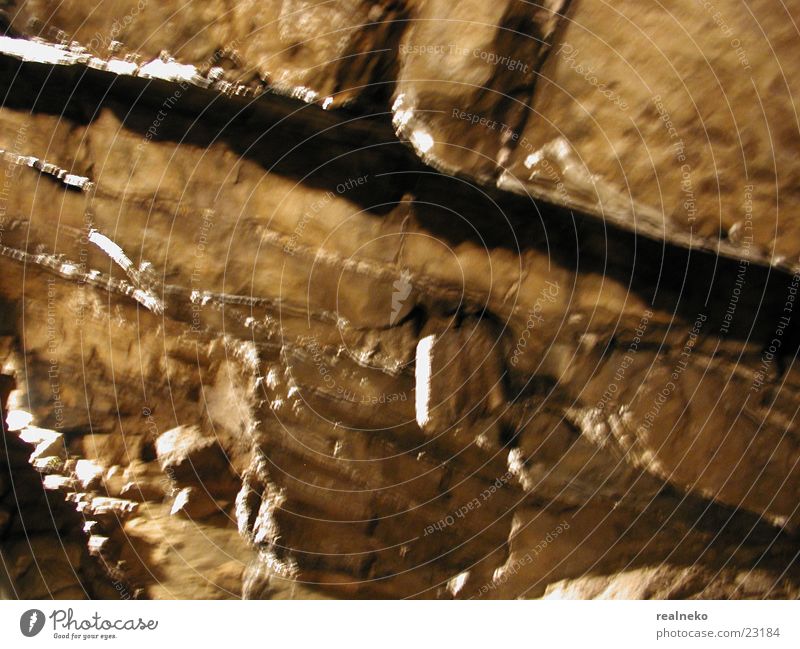 Felswand Unschärfe Tropfsteine Höhle halbdunkel Felsen Teilung