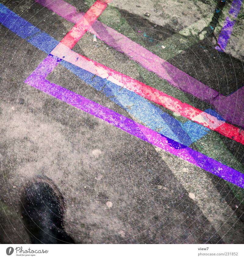 footage Bekleidung Schuhe Stiefel Beton Linie Streifen alt modern rebellisch violett rosa bizarr Design Farbe Farbfoto Außenaufnahme Detailaufnahme Muster