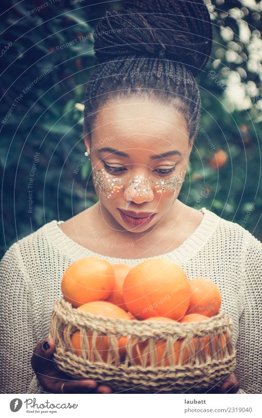 Schöne Frau mit orangefarbenem Korb Frucht Ernährung Essen Frühstück Mittagessen Bioprodukte Vegetarische Ernährung Diät Slowfood Orange Lifestyle schön