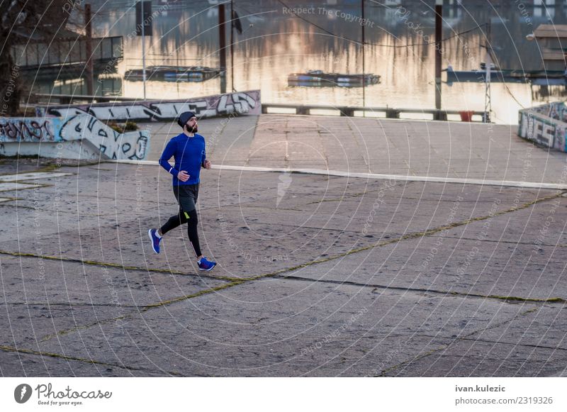 Junger bärtiger Athlet, der am Fluss entlang rennt. Fitness Sport Sportler Joggen 1 Mensch 18-30 Jahre Jugendliche Erwachsene Wasser Sava Belgrad Serbien Europa