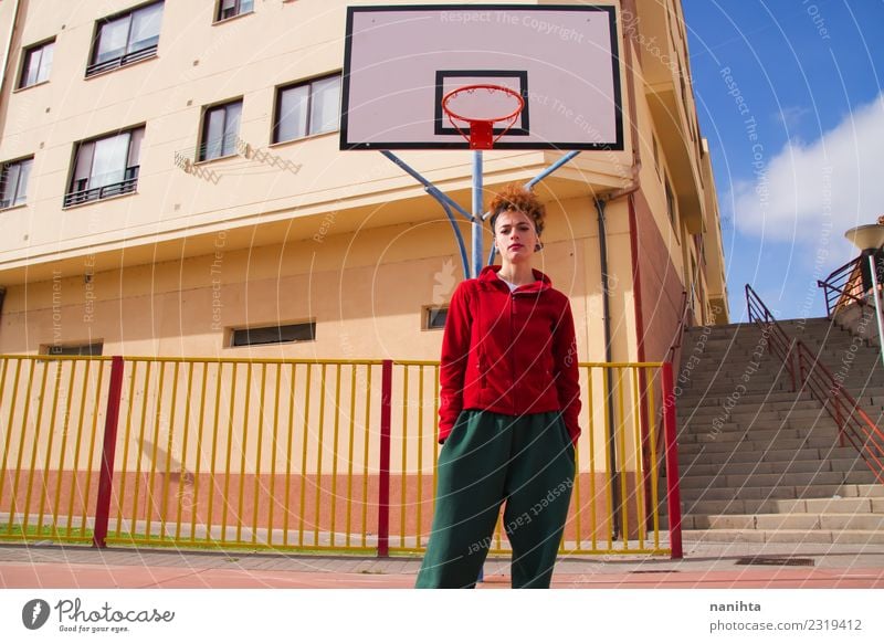 Junge rothaarige Frau auf einem Basketballplatz Lifestyle Stil Gesundheit sportlich Freizeit & Hobby Sport Ballsport Sportstätten Basketballer Basketballkorb