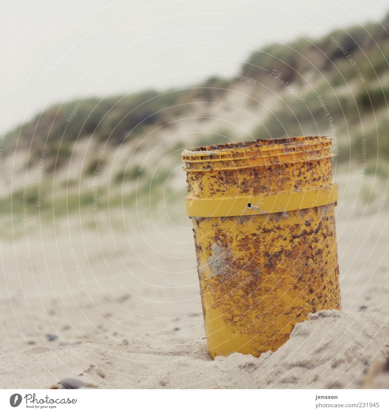 Einer für alle und alles im Eimer Strand Umwelt Sand Küste stehen trist gelb Umweltverschmutzung Strandgut Stranddüne Natur Kunststoff Fass Müllbehälter