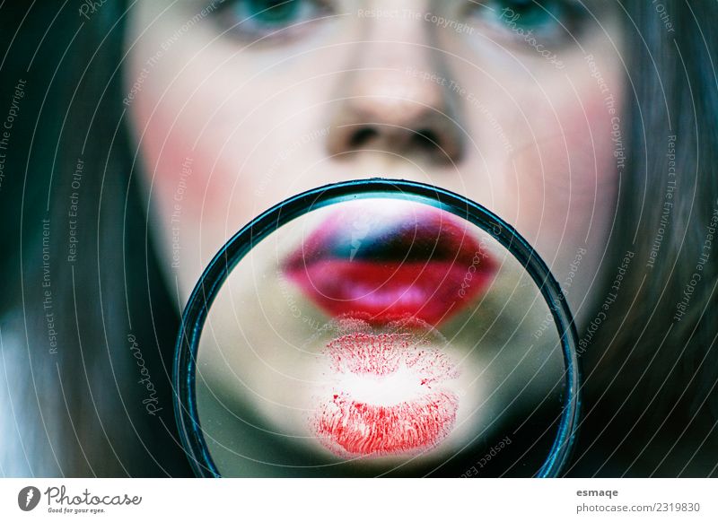 Porträt einer Frau, die mit einer Lupe geschminkt ist. Lifestyle schön Schminke Lippenstift feminin Erwachsene Mode beobachten außergewöhnlich Coolness Erotik
