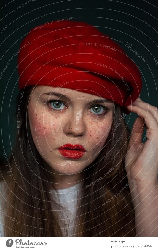 Porträt einer jungen Frau mit Sommersprossen Lifestyle Stil schön Kosmetik Schminke feminin Junge Frau Jugendliche Erwachsene Hut Mütze beobachten einzigartig