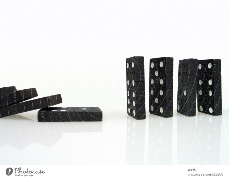 Domino Dominosteine einrichten Spielen Gesellschaftsspiele leer chaotisch Zerstörung vertikal umfallen Dinge Auge Reihe Lücke
