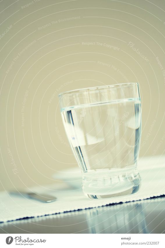 Wasserglas Getränk Erfrischungsgetränk Trinkwasser Geschirr Glas hell blau Cross Processing Gedeckte Farben Innenaufnahme Textfreiraum oben Hintergrund neutral