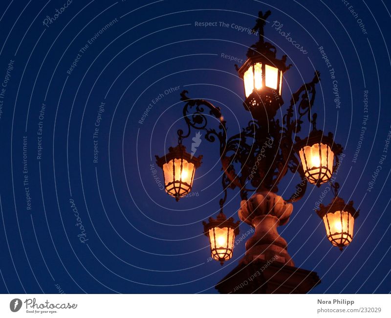 Laterne in Sevilla Himmel Nachthimmel Europa leuchten hell blau gelb ästhetisch Metallwaren Außenaufnahme Kunstlicht Licht Lichterscheinung Langzeitbelichtung