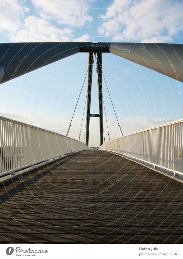...und wieder auf den Beinen Träger Brücke Geländer Himmel Holzplanken Wege & Pfade Perspektive
