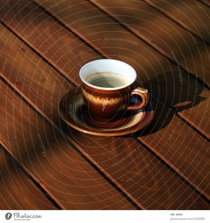 Terrassenkaffee Getränk Heißgetränk Kaffee Geschirr Tasse Kaffeetasse Untertasse Tisch Holz braun Kaffeepause Farbfoto Außenaufnahme Menschenleer