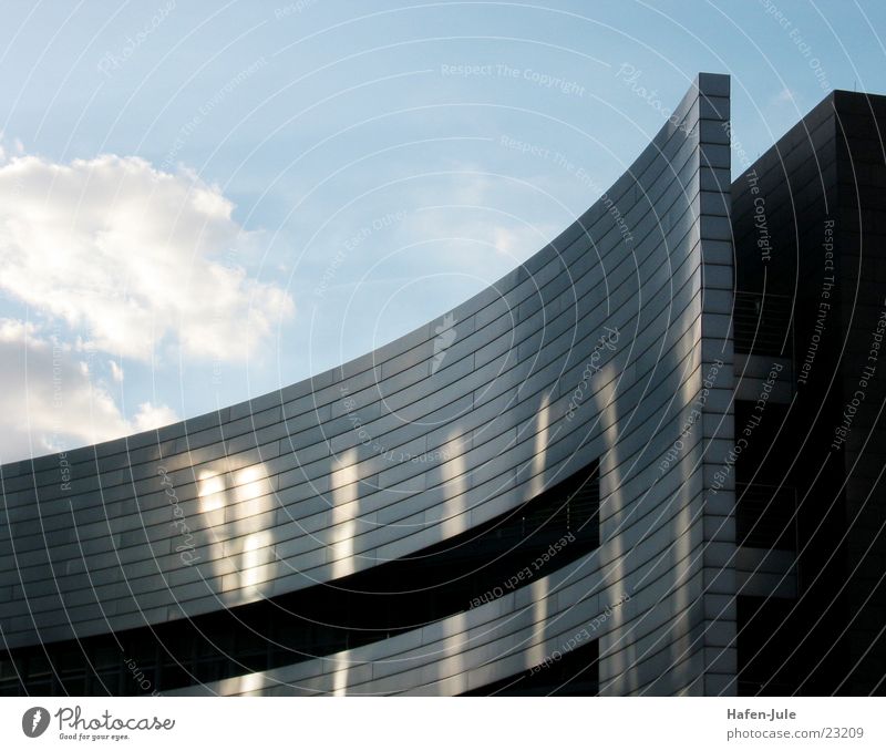Schauspiel am Himmel Haus Wolken rund quer Architektur Metall