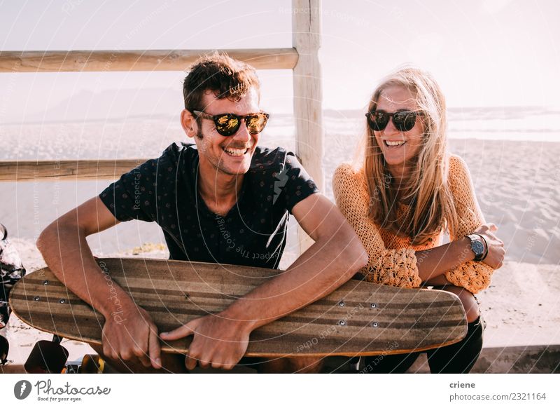 Glückliches kaukasisches Paar mit Longboard-Lächeln Lifestyle Freude Freizeit & Hobby Ferien & Urlaub & Reisen Sommer Sonnenbad Strand Meer Frau Erwachsene