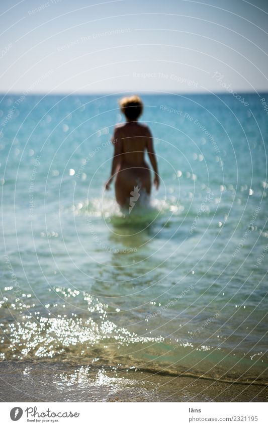 Sprung aus dem Meer Mensch Frau Erwachsene Leben 1 Küste springen Freude Glück Fröhlichkeit hüpfen Farbfoto Außenaufnahme Textfreiraum oben Tag