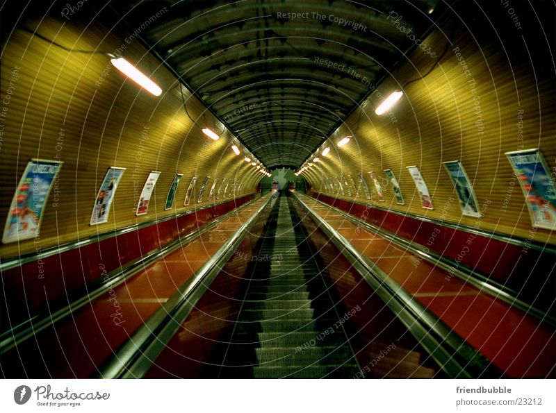 trip to prague U-Bahn Rolltreppe Prag Einsamkeit Tunnel Tunnelblick retro Architektur