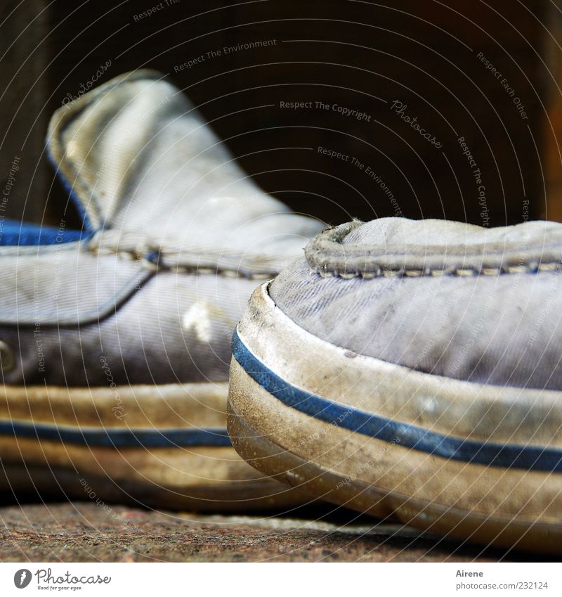 noch gut in Schuss Schuhe Arbeitsschuhe Kunststoff alt dreckig trashig blau grau weiß einzigartig Arbeitsbekleidung schäbig Stoff abgetreten Naht Schuhsohle