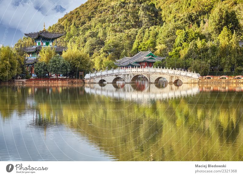 Suocui Brücke im Jade Spring Park in Lijiang, China Schwimmbad Ferien & Urlaub & Reisen Tourismus Ausflug Sightseeing Natur Landschaft Hügel See Gebäude