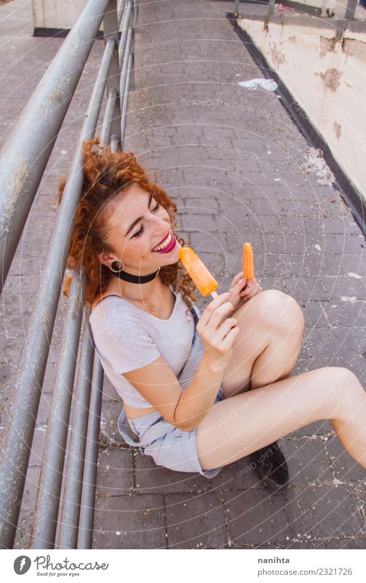 Junge Frau isst orangefarbene Eiscremes Lebensmittel Speiseeis Essen Lifestyle Stil Freude Wellness Ferien & Urlaub & Reisen Sommer Sommerurlaub Mensch feminin