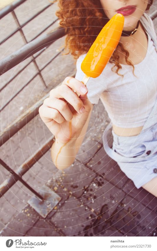 Junge rothaarige Frau hält ein Eis in der Hand. Lebensmittel Speiseeis Essen Lifestyle Stil Freude Wellness Sinnesorgane Ferien & Urlaub & Reisen Sommer