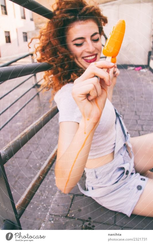 Junge, fröhliche Frau genießt ein Eis. Speiseeis Lifestyle Stil Freude schön Körper Haare & Frisuren Wellness Leben Wohlgefühl Sommer Sommerurlaub Mensch