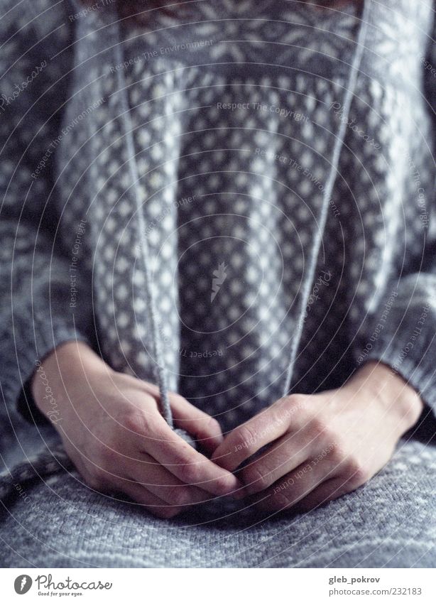 Doc #Hands Lifestyle Mensch Junge Frau Jugendliche Erwachsene Haut Finger 1 18-30 Jahre Mode Pullover dünn authentisch gruselig schön elegant träumen Sibirien