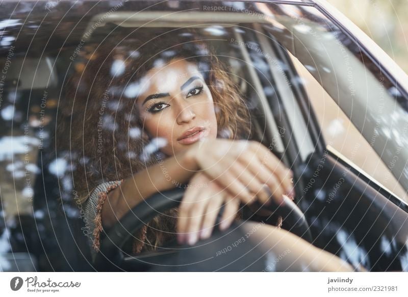 Junge Frau in einem Auto, die durch das Fenster schaut. Lifestyle schön Haare & Frisuren Gesicht Ferien & Urlaub & Reisen Ausflug Mensch feminin Jugendliche