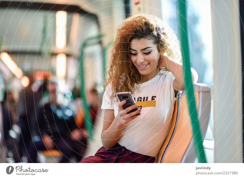 Frau in der U-Bahn schaut auf ihr Smartphone. Lifestyle schön Haare & Frisuren Ferien & Urlaub & Reisen Tourismus Ausflug Telefon Mensch feminin Junge Frau