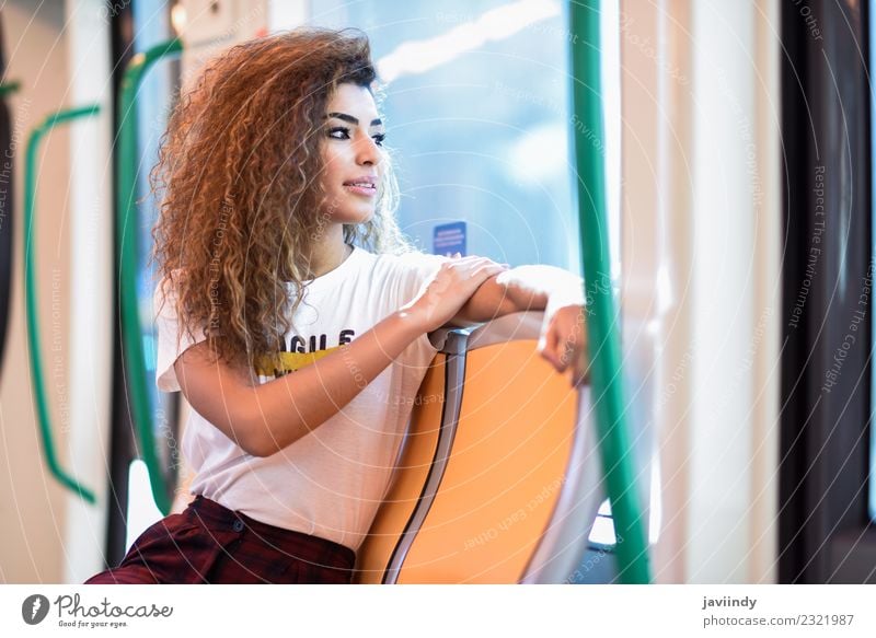Eine arabische Frau sitzt in der U-Bahn. Lifestyle schön Haare & Frisuren Ferien & Urlaub & Reisen Tourismus Ausflug Mensch Junge Frau Jugendliche Erwachsene 1