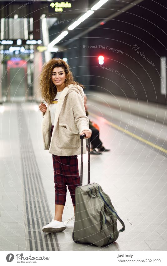 Junge Frau wartet in einer U-Bahn-Station auf ihren Zug. Lifestyle Stil Ferien & Urlaub & Reisen Tourismus Ausflug Mensch Jugendliche Erwachsene 1 18-30 Jahre