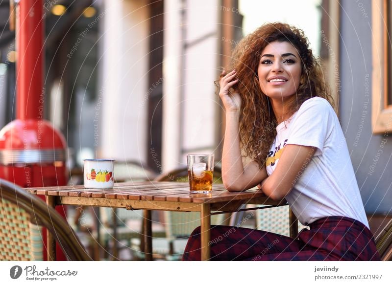 Junge Frau, die lächelt und in einer städtischen Bar sitzt. Getränk Lifestyle Stil Glück schön Haare & Frisuren Freizeit & Hobby Restaurant Mensch Erwachsene