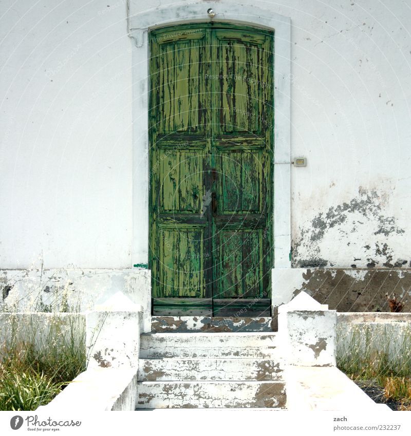 Der Lack ist ab Haus Architektur Treppe Fassade Tür Stein alt grün weiß Farbfoto Außenaufnahme Menschenleer Textfreiraum links Tag Eingangstür