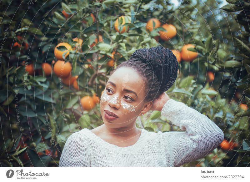 Junge Frau in der Orangenplantage Ernährung Essen Bioprodukte Vegetarische Ernährung Slowfood Lifestyle Gesundheitswesen Gesunde Ernährung Wellness Leben