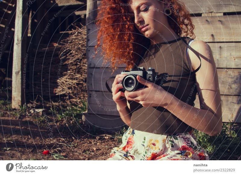 Junge rothaarige Frau hält eine analoge Kamera. Lifestyle Stil Haare & Frisuren Ferien & Urlaub & Reisen Tourismus Abenteuer Sommer Sommerurlaub Mensch feminin