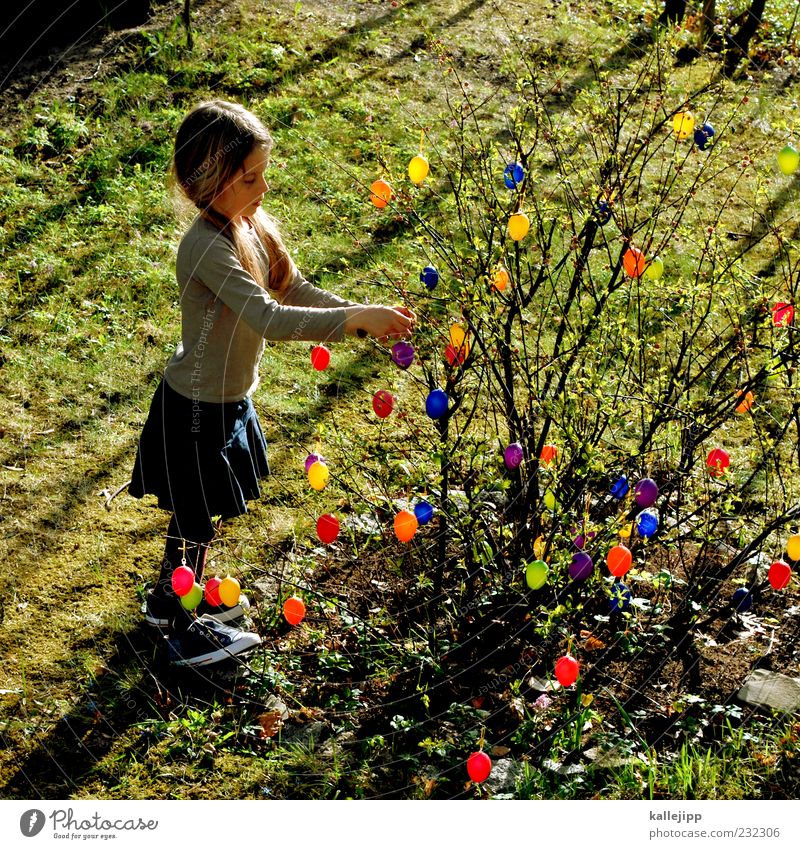 vorfreude Lifestyle Freude Glück Spielen Garten Feste & Feiern Ostern Mensch Kind Mädchen Leben 1 3-8 Jahre Kindheit Pflanze Sträucher Wiese stehen verschönern