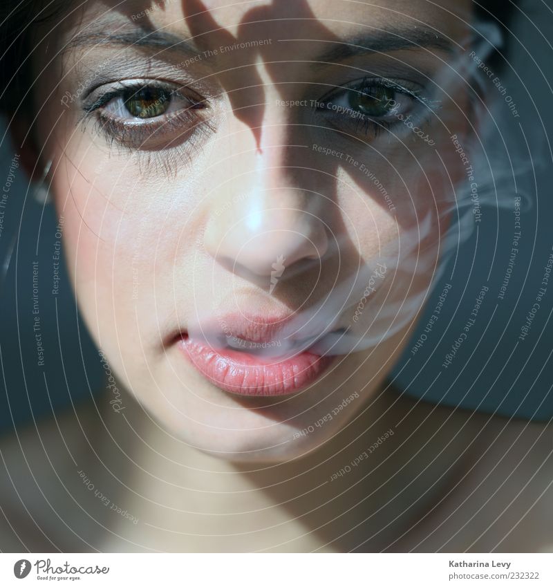 smoke Rauchen Rauschmittel feminin Frau Erwachsene Gesicht 1 Mensch 18-30 Jahre Jugendliche außergewöhnlich Porträt Lippen Mund Sucht Suchtverhalten Farbfoto