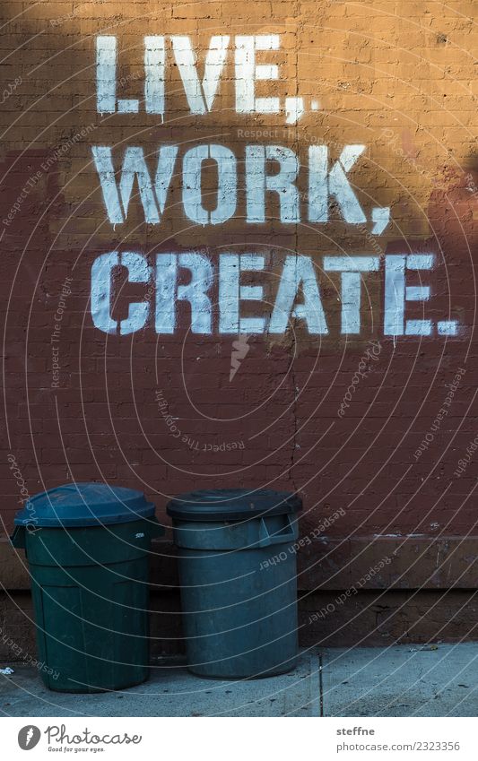 Sinnspruch LIVE WORK CREATE an eine Mauer gesprüht Schriftzeichen Graffiti Stadt Arbeit & Erwerbstätigkeit Selbstständigkeit innovativ Müllbehälter Leben motto
