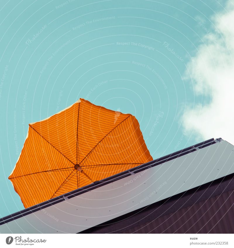 Balkonien Ferien & Urlaub & Reisen Sommer Himmel Wolken Schönes Wetter blau orange Sonnenschirm Wetterschutz Sonnenlicht Farbfoto mehrfarbig Außenaufnahme