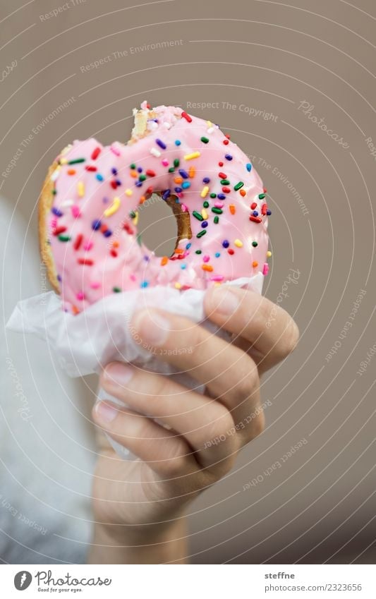Hand hält Donut Süßwaren Ernährung Kaffeetrinken Diät Gesundheit Gesundheitswesen Übergewicht Zuckerstreusel süß ungesund Krapfen Polizist homer simpson