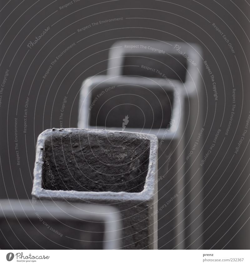 QRO Metall Stahl grau Eisenrohr Quadrat Rechteck Zaun 3 4 vertikal Farbfoto Außenaufnahme Menschenleer Tag Schwache Tiefenschärfe Vogelperspektive